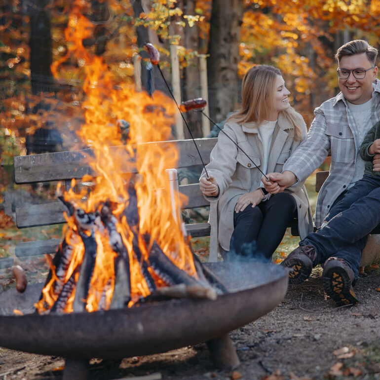 zdjęcia pary przy ognisku