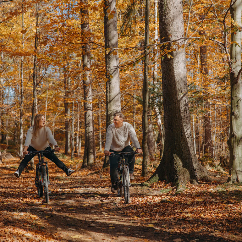 Zdjęcia pary na rowerach koło hotelu