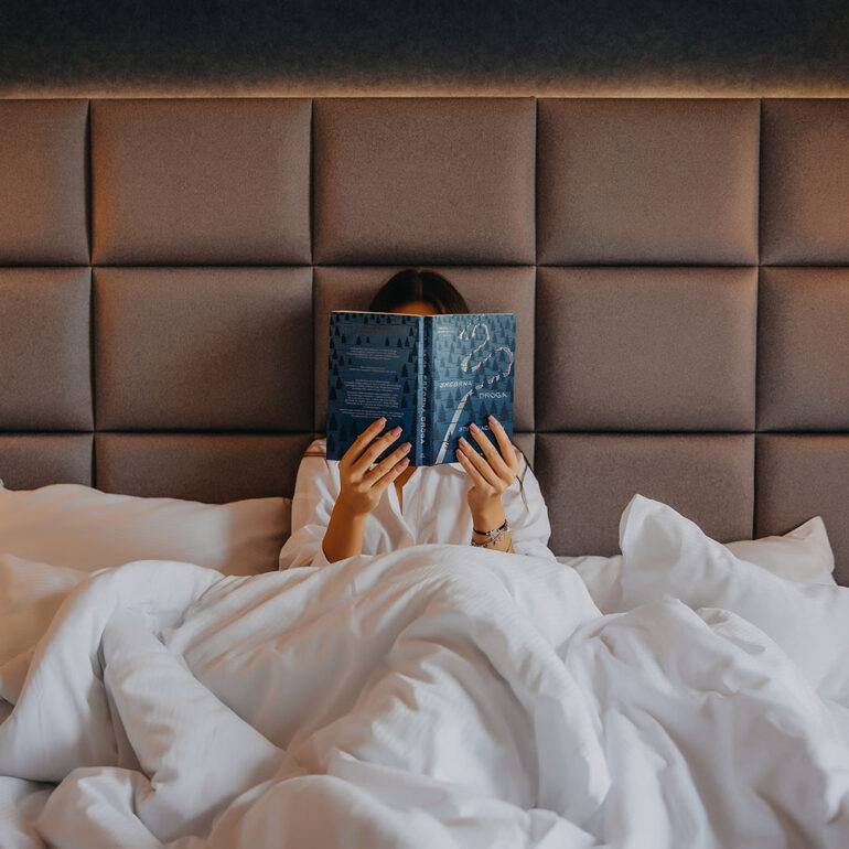 zdjęcia hotelowe z modelami, kreatywne sesje hotelowe