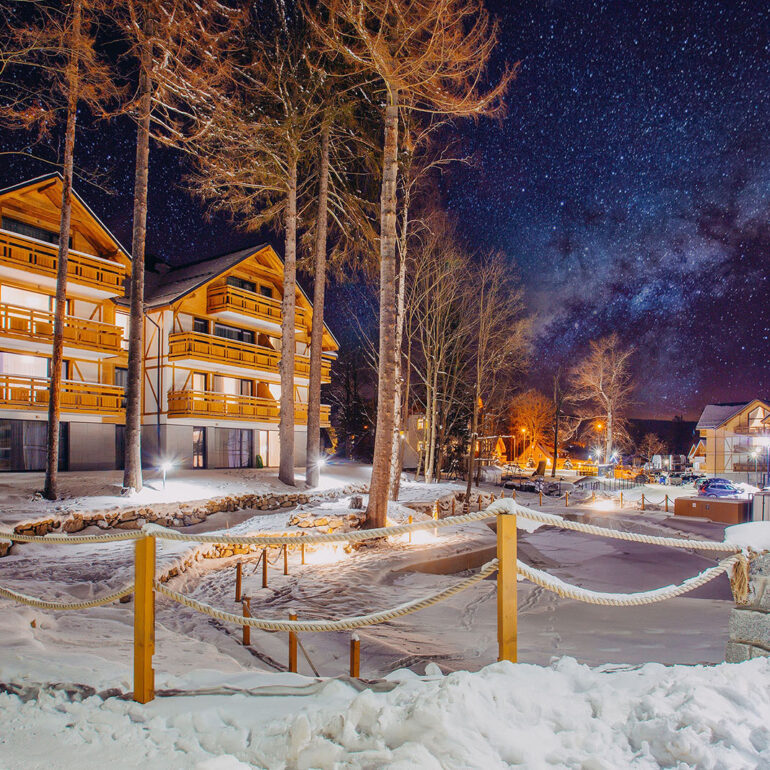 Nocne zdjęcia hoteli pozwalające poczuć zimową aurę Karkonoszy