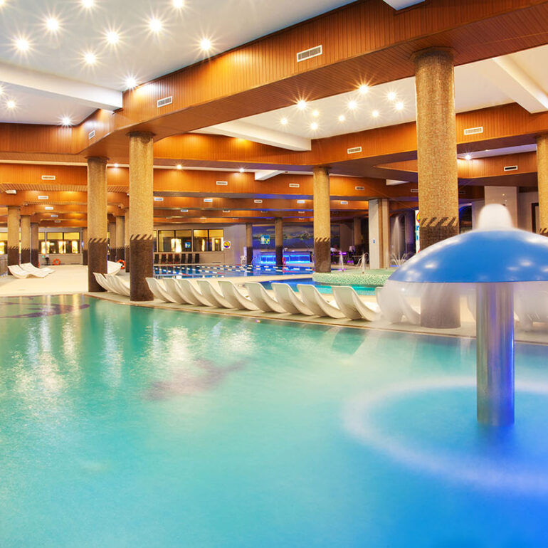 zdjęcia basenów i stref relaksu w hotelach