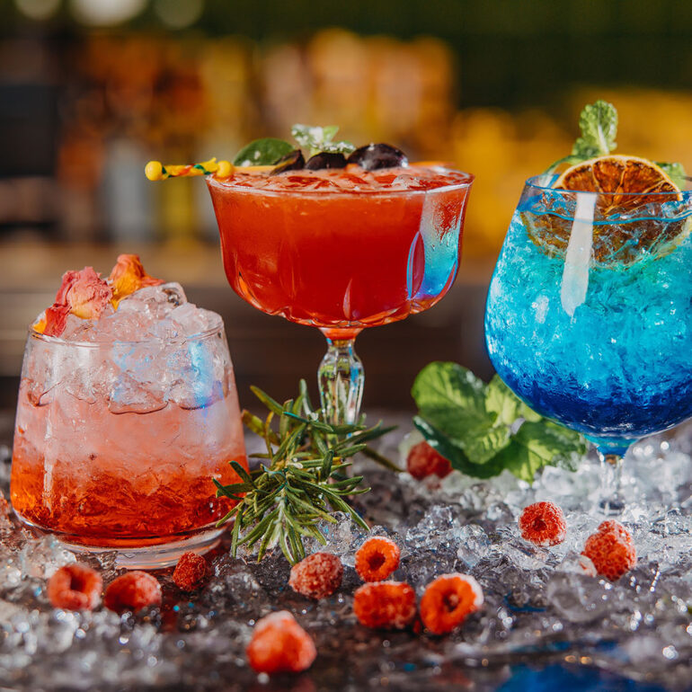 Zdjęcia drinków w barze hotelowym